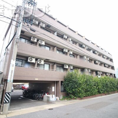 
						アクセス良好などっしりとした建物。