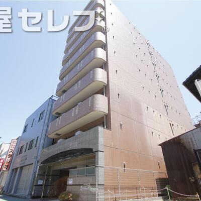 
						9階建てのマンション。