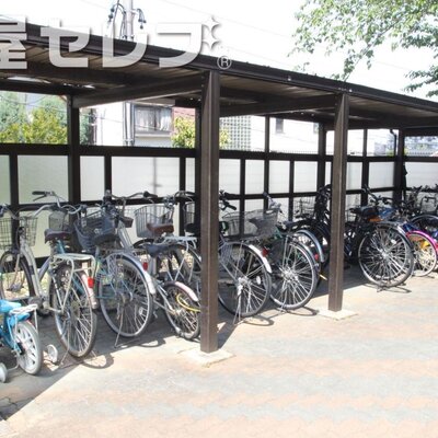 
						屋根完備の自転車置場です。