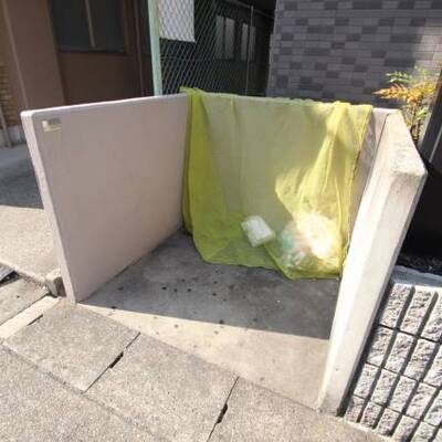 
						専用のごみ置き場です。