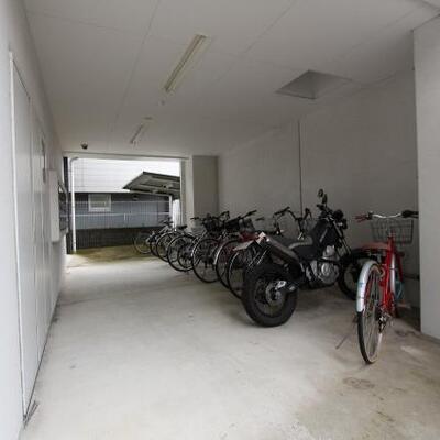 
						屋根付き駐輪場　